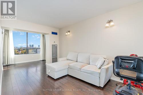 807 - 7440 Bathurst Street, Vaughan, ON - Indoor Photo Showing Living Room