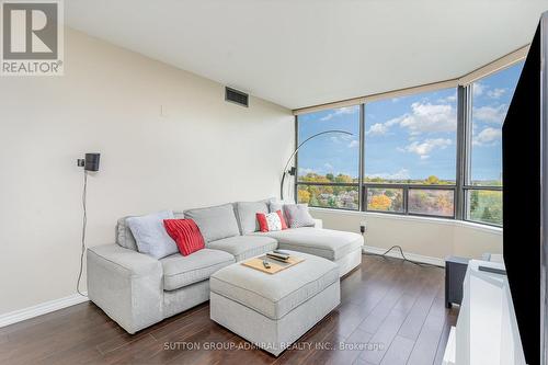 807 - 7440 Bathurst Street, Vaughan, ON - Indoor Photo Showing Living Room