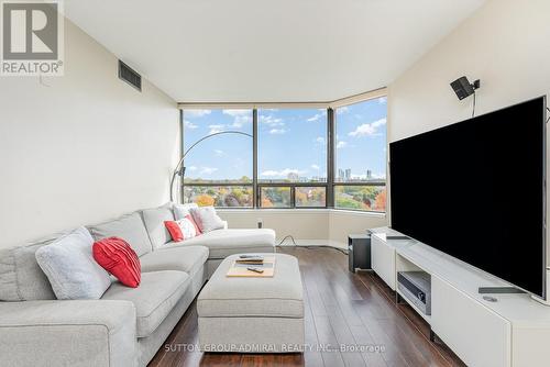 807 - 7440 Bathurst Street, Vaughan, ON - Indoor Photo Showing Living Room