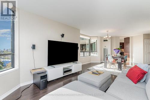 807 - 7440 Bathurst Street, Vaughan, ON - Indoor Photo Showing Living Room