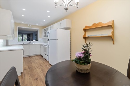 201-2311 Mills Rd, Sidney, BC - Indoor Photo Showing Kitchen