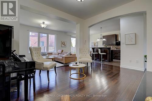 106 Milos Road, Richmond Hill, ON - Indoor Photo Showing Living Room