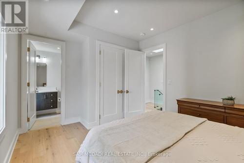 39 Oakwood Avenue N, Mississauga, ON - Indoor Photo Showing Bedroom