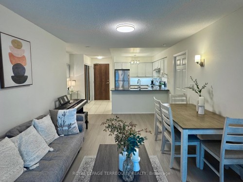 812-185 Oneida Crescent  Richmond Hill, ON L4B 0B1