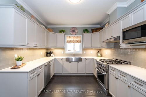 39 Dinnick Crescent, Orangeville, ON - Indoor Photo Showing Kitchen With Upgraded Kitchen