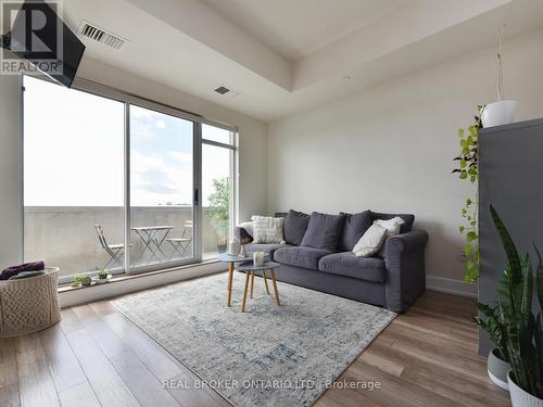 1011 - 100 Champagne Avenue S, Ottawa, ON - Indoor Photo Showing Living Room