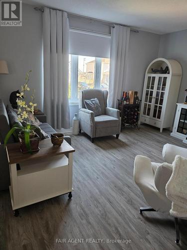 261 Trillium Circle, Alfred And Plantagenet, ON - Indoor Photo Showing Living Room