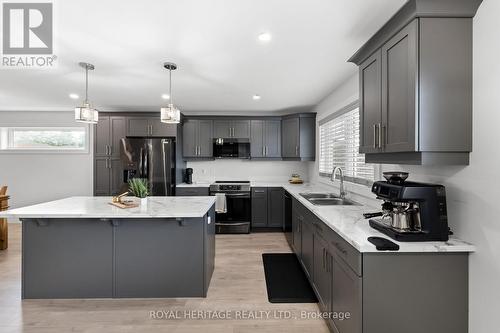 39 Caleb Crescent, Quinte West (Frankford Ward), ON - Indoor Photo Showing Kitchen With Double Sink With Upgraded Kitchen