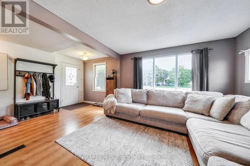 116 Robert Street E, Penetanguishene, ON - Indoor Photo Showing Living Room