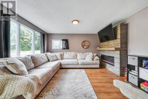 116 Robert Street E, Penetanguishene, ON - Indoor Photo Showing Living Room With Fireplace