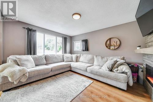 116 Robert Street E, Penetanguishene, ON - Indoor Photo Showing Living Room