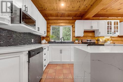 9 Hubertine Gate, Ottawa, ON - Indoor Photo Showing Kitchen With Upgraded Kitchen