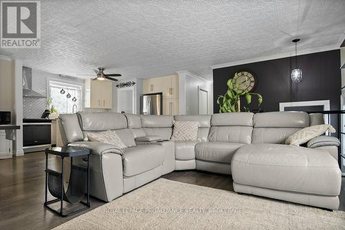 2 Potter Drive, Loyalist (Odessa), ON - Indoor Photo Showing Living Room