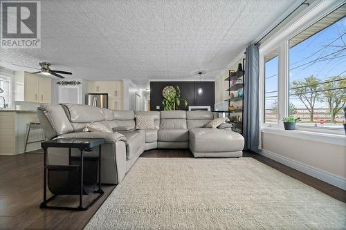 2 Potter Drive, Loyalist (Odessa), ON - Indoor Photo Showing Living Room