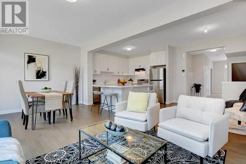 610 Fenwick Way, Ottawa, ON - Indoor Photo Showing Living Room