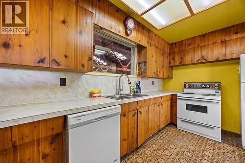 1823 Francis Street, Vernon, BC - Indoor Photo Showing Kitchen With Double Sink
