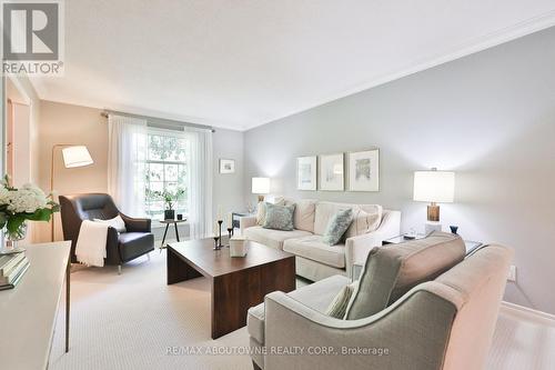 206 Rossmore Boulevard, Burlington, ON - Indoor Photo Showing Living Room
