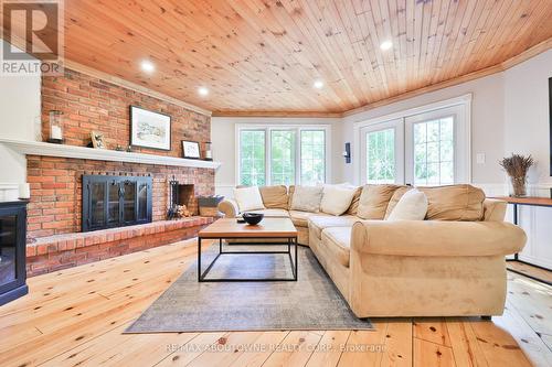 206 Rossmore Boulevard, Burlington, ON - Indoor Photo Showing Living Room With Fireplace