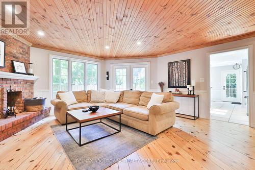 206 Rossmore Boulevard, Burlington, ON - Indoor Photo Showing Living Room With Fireplace