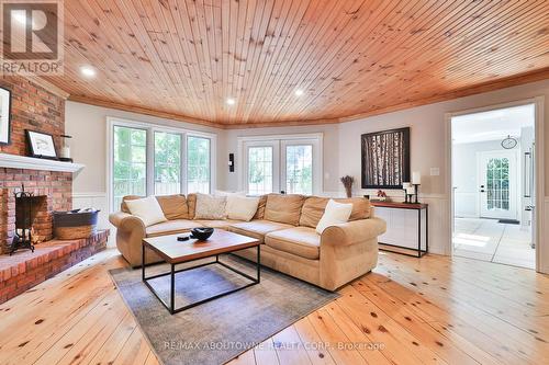 206 Rossmore Boulevard, Burlington, ON - Indoor Photo Showing Living Room With Fireplace