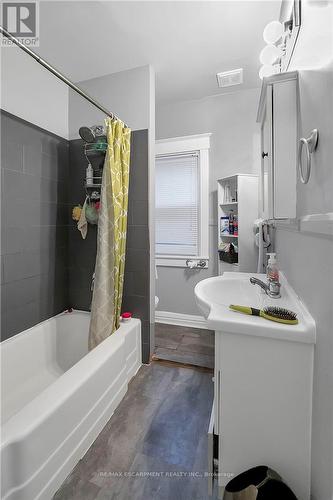 133 Park Row N, Hamilton, ON - Indoor Photo Showing Bathroom