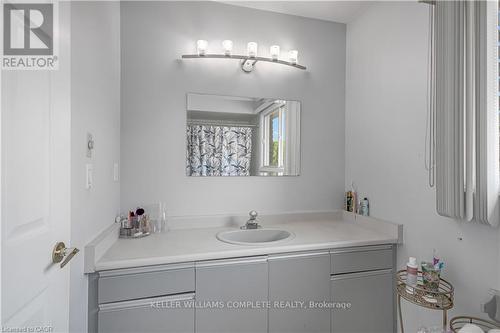 2 Robespierre Court, Hamilton, ON - Indoor Photo Showing Bathroom