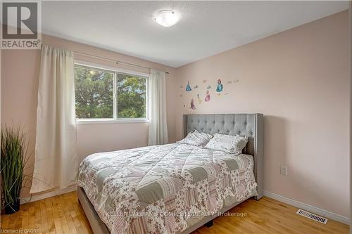 2 Robespierre Court, Hamilton, ON - Indoor Photo Showing Bedroom