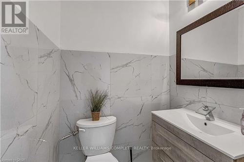 2 Robespierre Court, Hamilton, ON - Indoor Photo Showing Bathroom