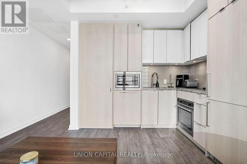 4209 - 115 Blue Jays Way, Toronto, ON - Indoor Photo Showing Kitchen