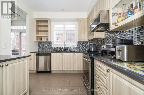 2057 Cliff Road, Mississauga, ON - Indoor Photo Showing Kitchen With Stainless Steel Kitchen With Upgraded Kitchen
