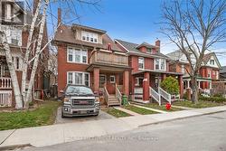 62 BARNESDALE AVENUE S  Hamilton, ON L8M 2V4