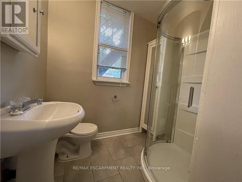 62 Barnesdale Avenue S, Hamilton, ON - Indoor Photo Showing Bathroom