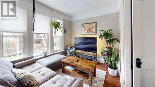 62 Barnesdale Avenue S, Hamilton, ON - Indoor Photo Showing Living Room