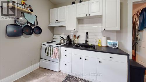 62 Barnesdale Avenue S, Hamilton, ON - Indoor Photo Showing Kitchen