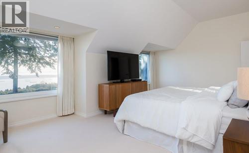 1159 Eyremount Drive, West Vancouver, BC - Indoor Photo Showing Bedroom