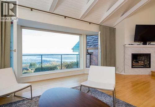 1159 Eyremount Drive, West Vancouver, BC - Indoor Photo Showing Living Room With Fireplace