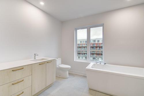 Salle de bains - 204-210 Rue St-Paul, Saint-Jean-Sur-Richelieu, QC - Indoor Photo Showing Bathroom