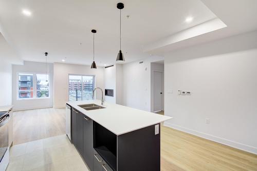 Cuisine - 204-210 Rue St-Paul, Saint-Jean-Sur-Richelieu, QC - Indoor Photo Showing Kitchen With Double Sink With Upgraded Kitchen