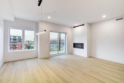 Vue d'ensemble - 204-210 Rue St-Paul, Saint-Jean-Sur-Richelieu, QC - Indoor With Fireplace