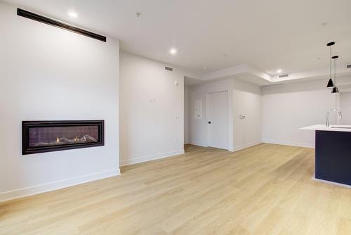 Vue d'ensemble - 204-210 Rue St-Paul, Saint-Jean-Sur-Richelieu, QC - Indoor Photo Showing Living Room With Fireplace