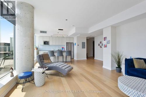 2204 - 199 Slater Street, Ottawa, ON - Indoor Photo Showing Living Room