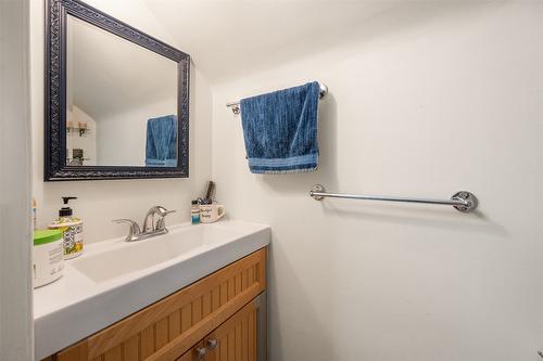 598 Van Horne Street, Penticton, BC - Indoor Photo Showing Bathroom
