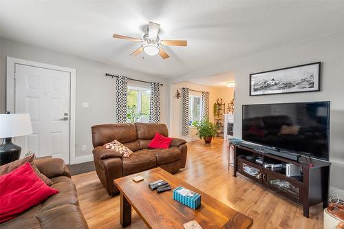 598 Van Horne Street, Penticton, BC - Indoor Photo Showing Living Room