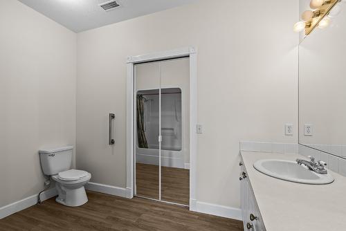 203-1940 Richter Street, Kelowna, BC - Indoor Photo Showing Bathroom