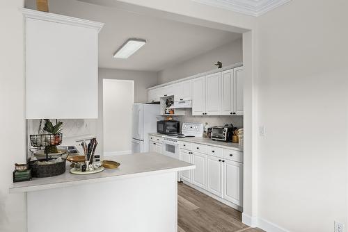 203-1940 Richter Street, Kelowna, BC - Indoor Photo Showing Kitchen