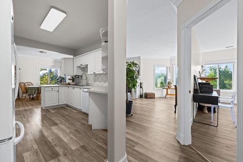 203-1940 Richter Street, Kelowna, BC - Indoor Photo Showing Kitchen