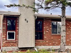 69 Red Oak DR  Winnipeg, MB R2G 3A1