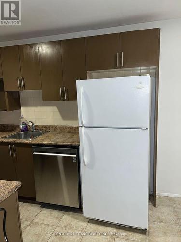 702 - 931 Wonderland Road, London South, ON - Indoor Photo Showing Kitchen