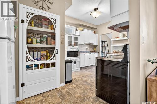 426 Moose Square, Moose Jaw, SK - Indoor Photo Showing Kitchen