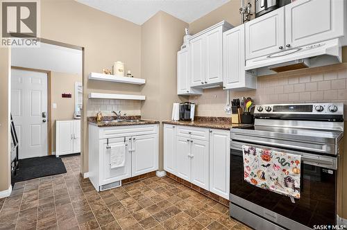 426 Moose Square, Moose Jaw, SK - Indoor Photo Showing Kitchen